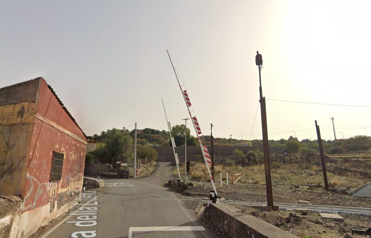 È successo di nuovo a Paternò: sbarra abbassata senza segnalazione, cittadini  denunciano  il rischio - 