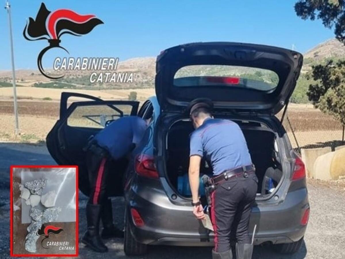 RAMACCA. FUGGE AL POSTO DI BLOCCO E LANCIA DROGA DAL FINESTRINO: ARRESTATO 56ENNE - 