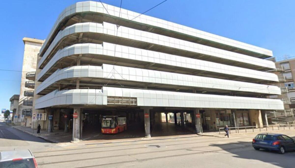 TRAGEDIA AL PARCHEGGIO CAVALLOTTI DI MESSINA: 49ENNE CATANESE SI LANCIA NEL VUOTO CON IL ROSARIO TRA LE MANI - 