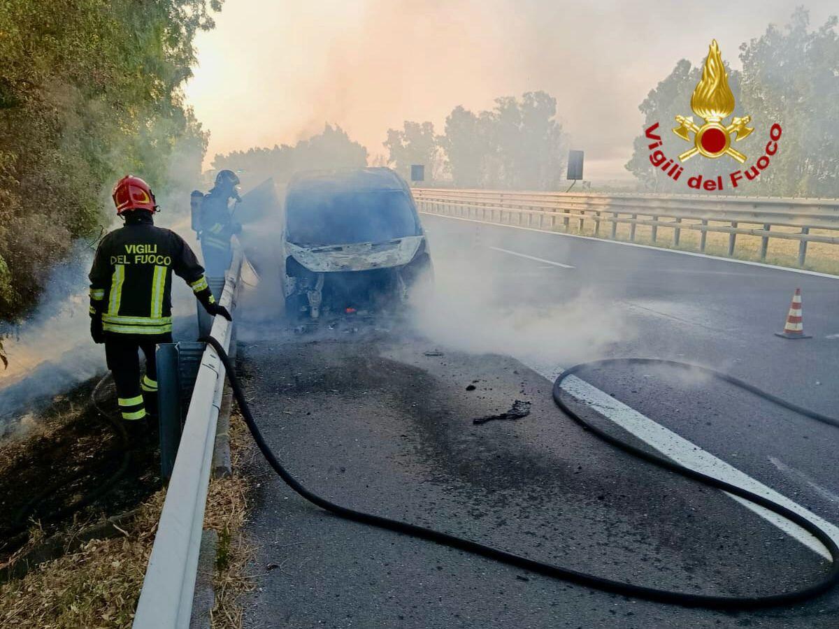 INCENDIO SU UN MEZZO IN A19 ALL’ALBA: INTERVENTO DEI VIGILI DEL FUOCO, CORSIA CHIUSA A GERBINI - 