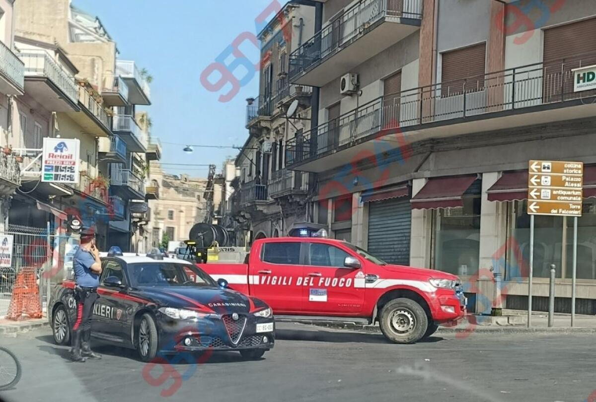 ALLARME FUGA DI GAS A PATERNÒ: STRADA CHIUSA IN VIA SANTA CATERINA, INTERVENGONO VIGILI DEL FUOCO E FORZE DELL’ORDINE - 
