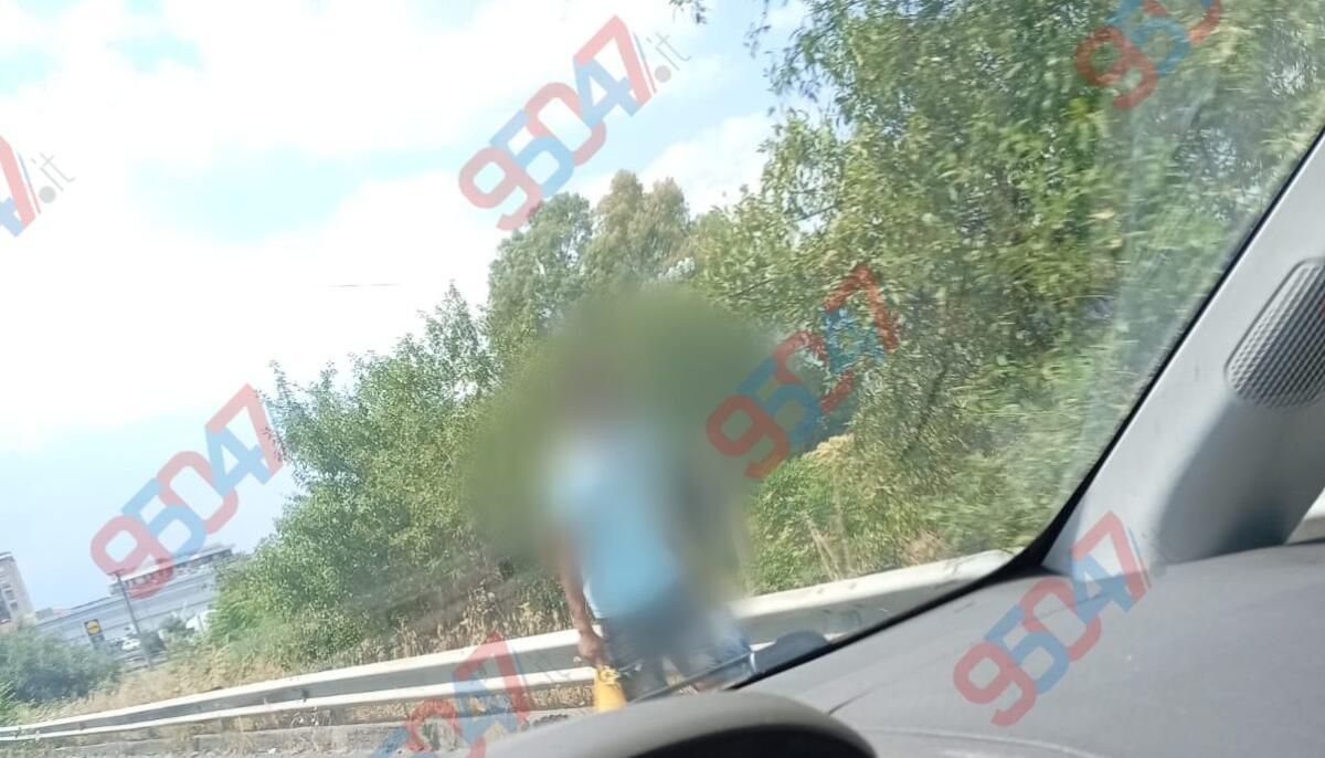 PAURA SULLA SS121: UOMO CAMMINA CON BUSTE IN MANO IN DIREZIONE CATANIA - 