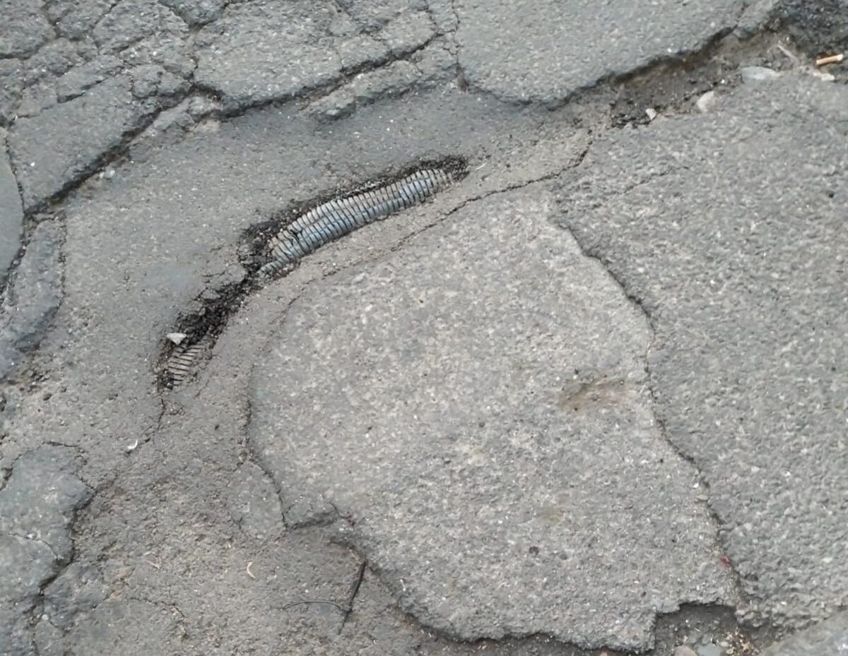 PATERNO. Via Santa Lucia, buca con tubo scoperto riemerge dopo sei mesi: nuova segnalazione - 