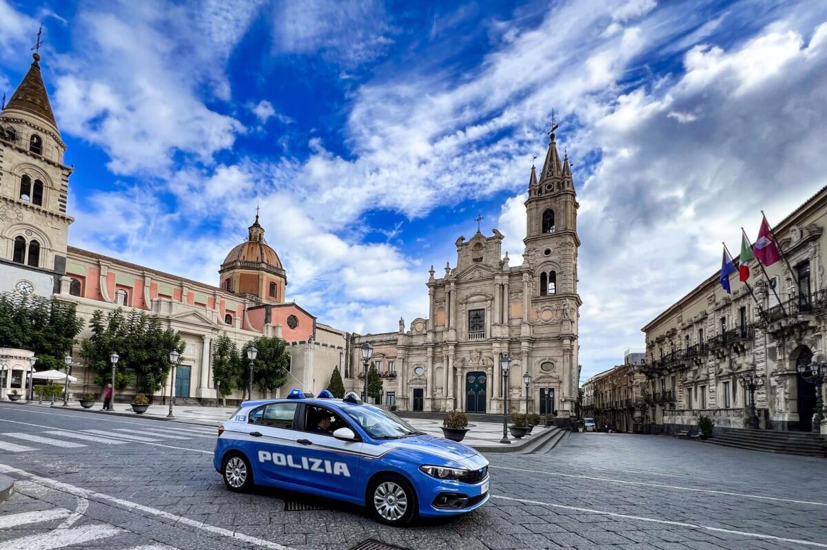 Ventuno contro due: rissa per gelosia ad Acireale, giovani feriti e denunciati - 