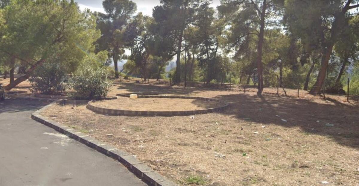 PAURA A PATERNÒ, UOMO TROVATO PRIVO DI SENSI TRA I RIFIUTI A PIAZZA CESAREA: RIANIMATO E TRASPORTATO D'URGENZA ALL' OSPEDALE - 