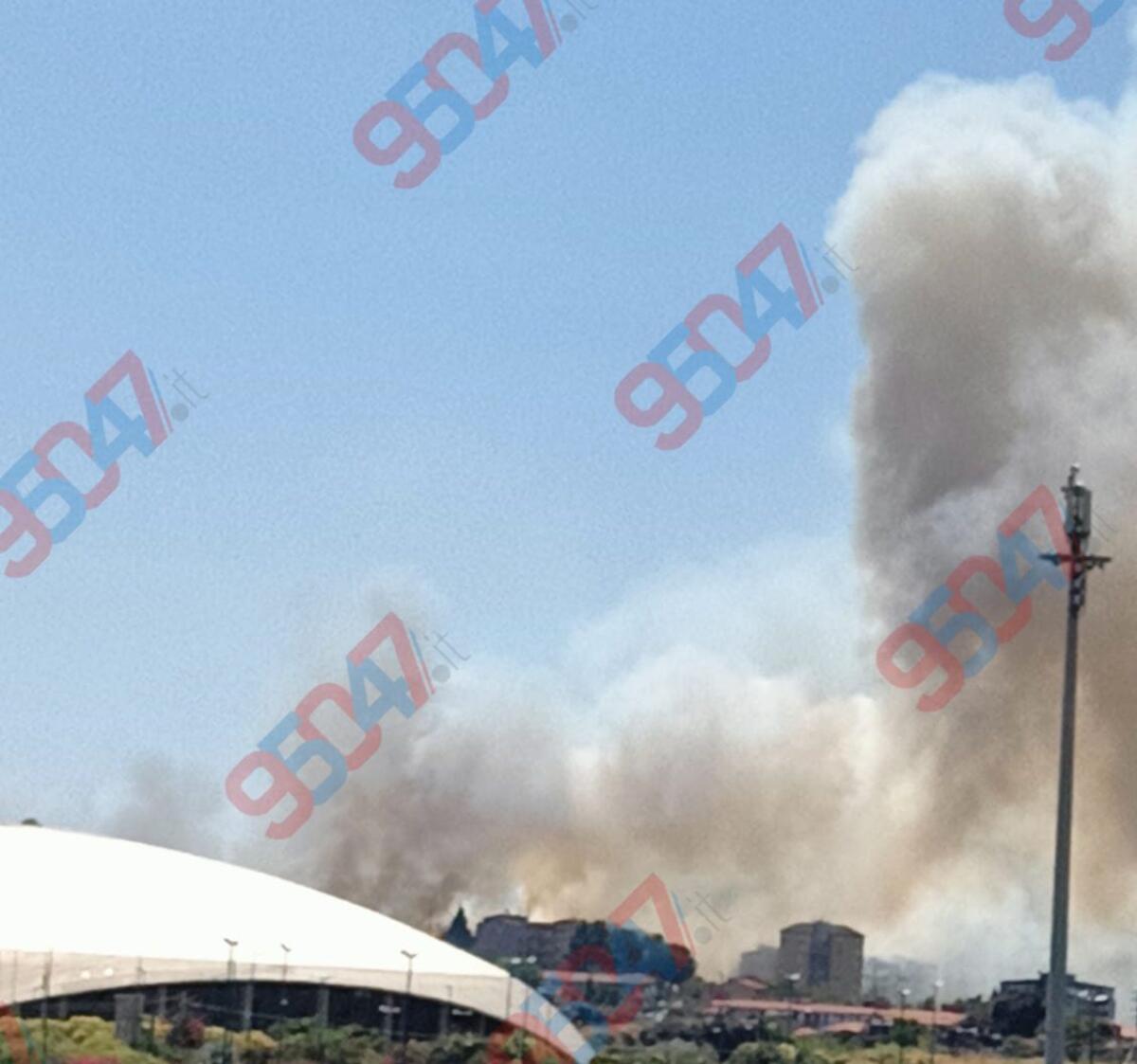 VASTO INCENDIO TRA MISTERBIANCO E SAN GIOVANNI GALERMO: FUMO VISIBILE A CHILOMETRI DI DISTANZA - 