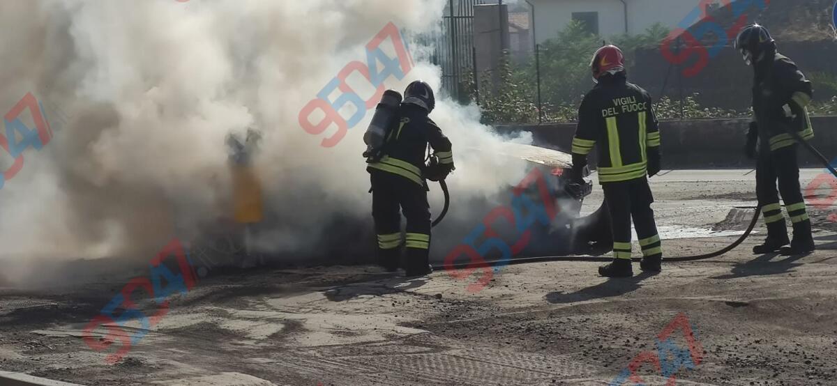 Paternò, pomeriggio movimentato: auto in fiamme e incidente con tir nel giro di pochi minuti - 
