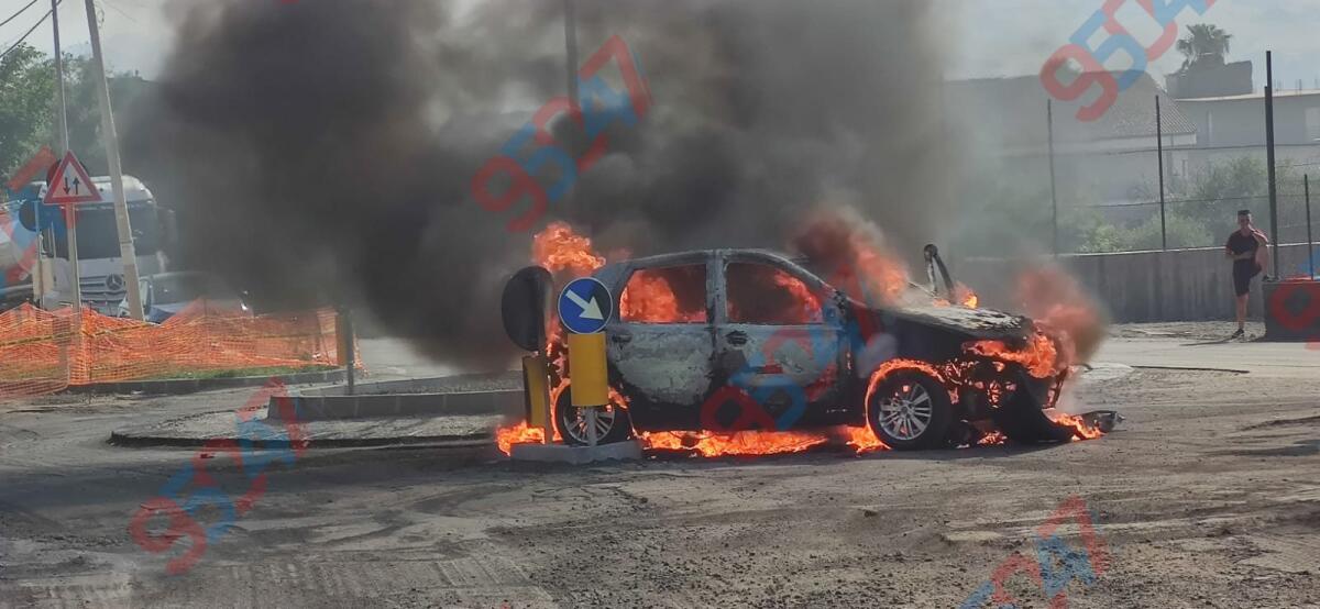 AUTO IN FIAMME A PATERNÒ: PAURA NEL POMERIGGIO, SALVO IL CONDUCENTE - 