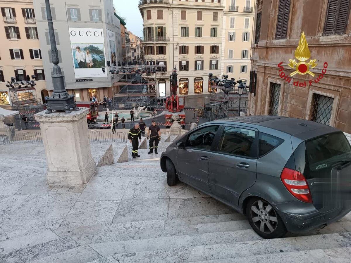 FOLLIA A ROMA: 81ENNE SCENDE LA SCALINATA DI TRINITÀ DEI MONTI CON L’AUTO - 
