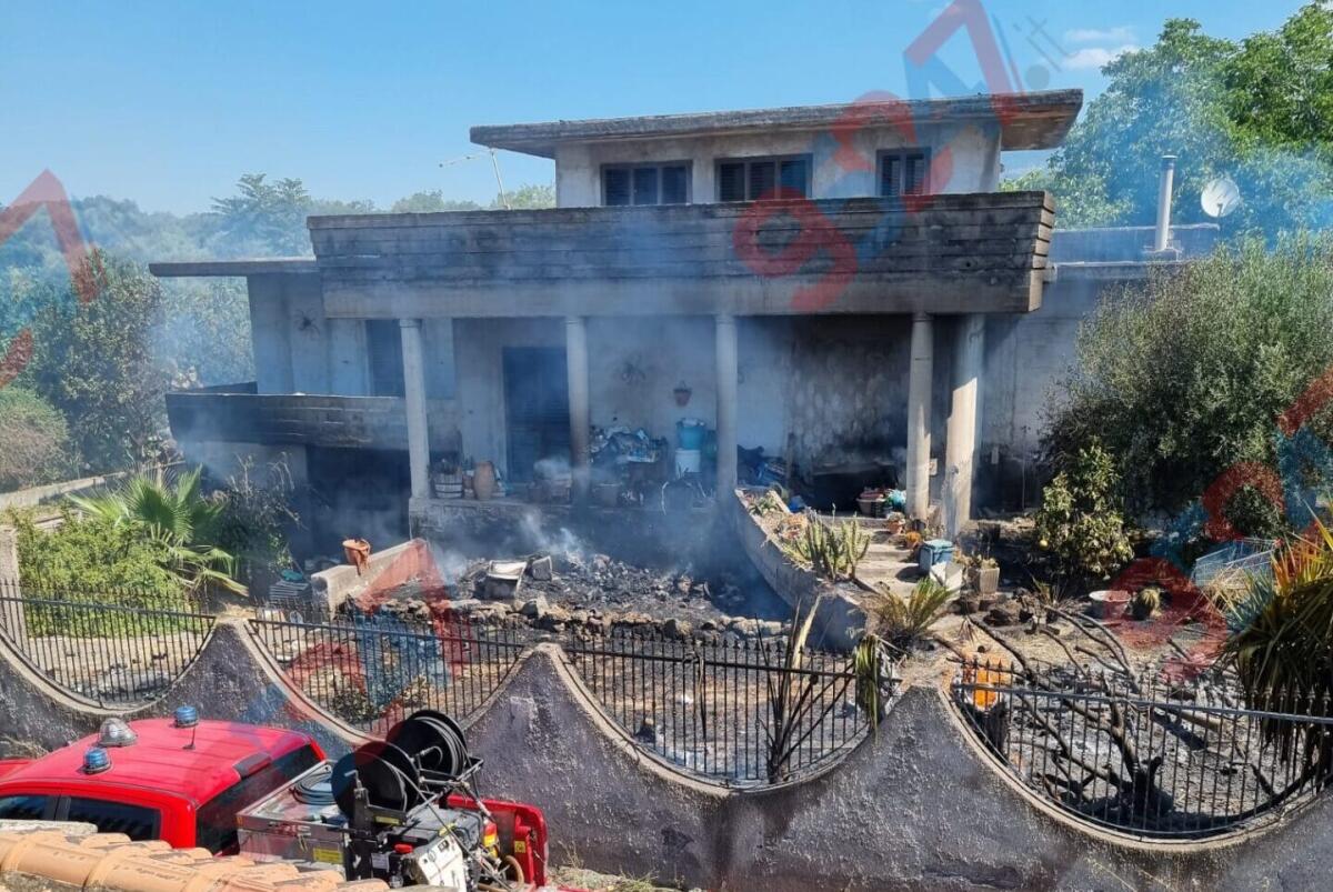 BELPASSO . INCENDIO IN UNA VILLETTA A PALAZZOLO: PROVVIDENZIALE L’INTERVENTO DEI VIGILI DEL FUOCO - 