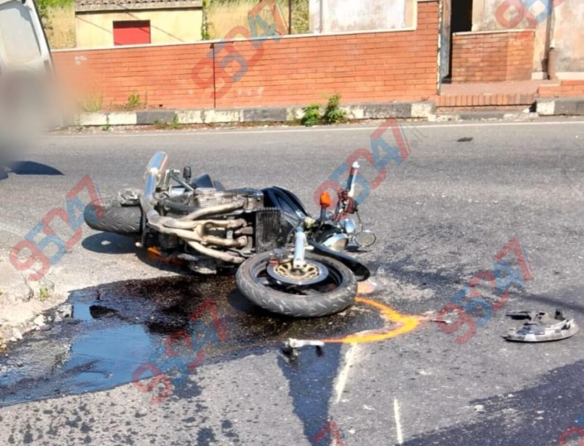 Incidente stradale ad Aci Sant’Antonio: centauro ferito dopo lo scontro con un’auto - 