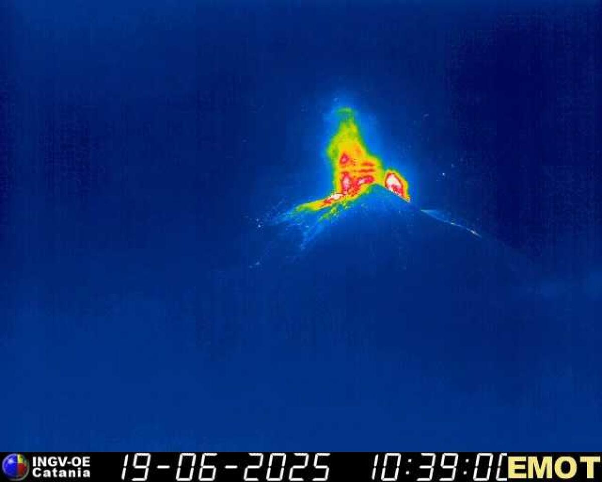 Nuovo bollettino INGV, l’Etna intensifica l’attività eruttiva: tremore vulcanico in aumento e nube di cenere a 6000 metri - 