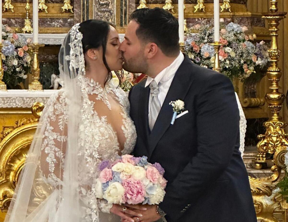Massimiliano La Spina e Valentina Di Bella sposi nella Basilica della Collegiata: dopo cinque anni d’amore, il sì più bello - 