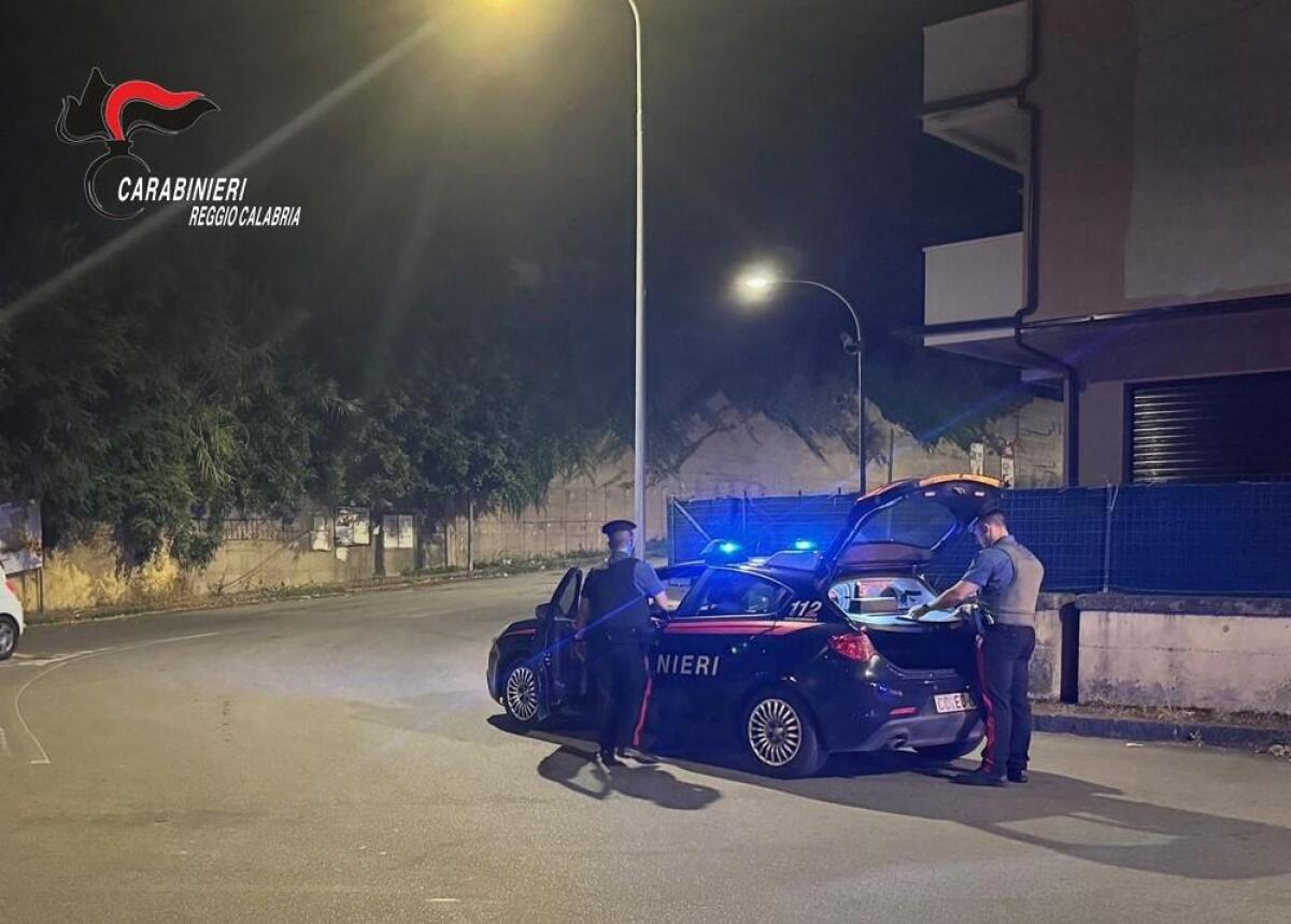 Torna a casa dal carcere, lei festeggia con fuochi in centro a Gioia Tauro: scatta la denuncia - 