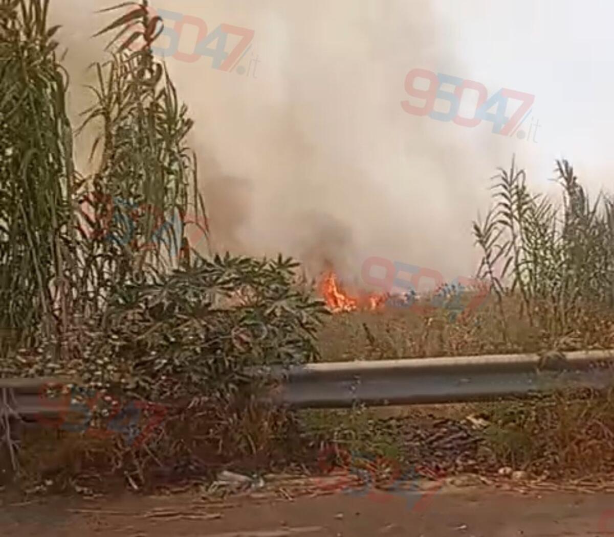 TEMPERATURE IN AUMENTO E INCENDI: VIGILI DEL FUOCO SOMMERSI DI CHIAMATE. VASTO  ROGO IN CONTRADA TRE FONTANE - 