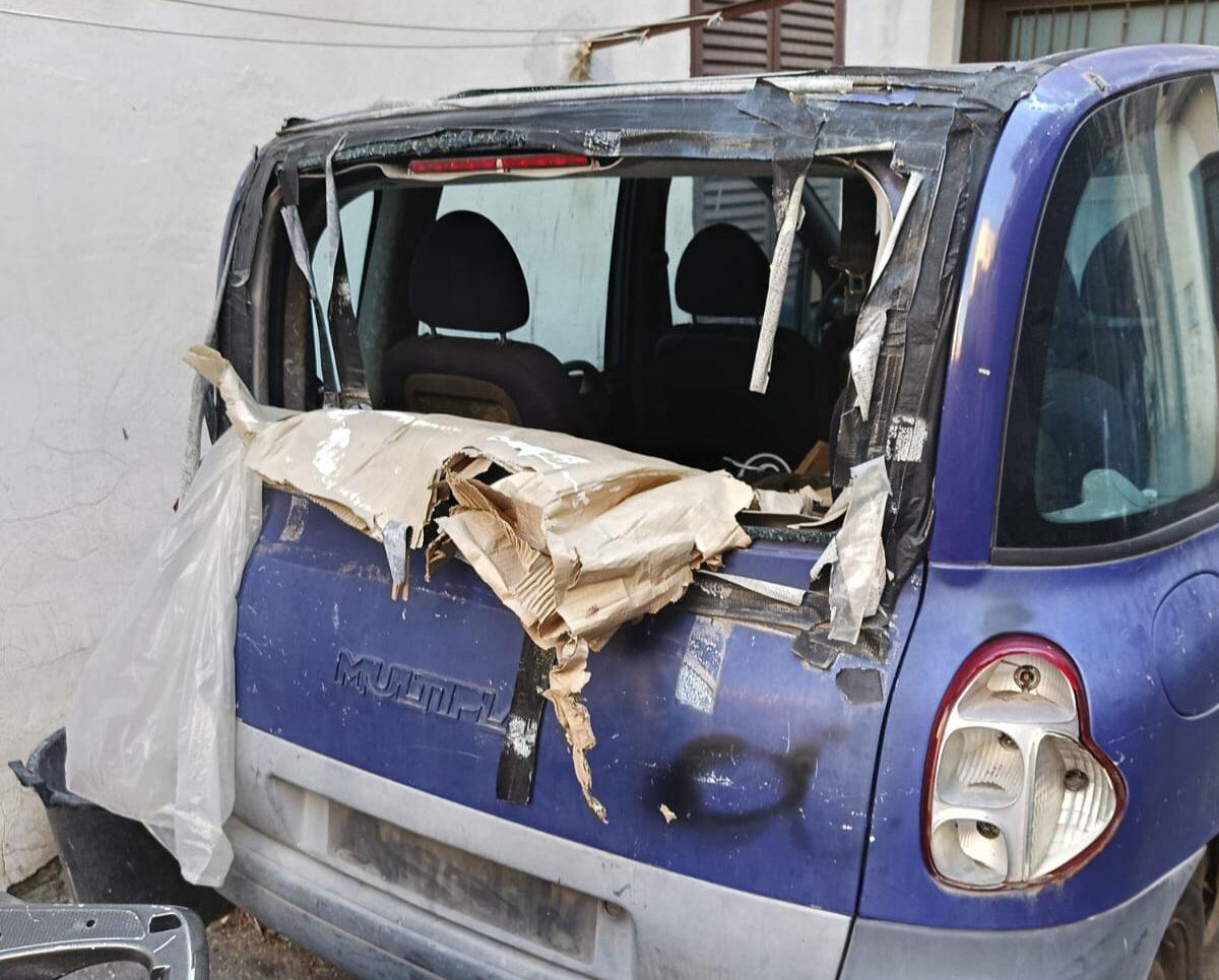 SEGNALAZIONE DEI CITTADINI: PATERNO':  “AUTO ABBANDONATA PIENA DI SPAZZATURA E TOPI” - 