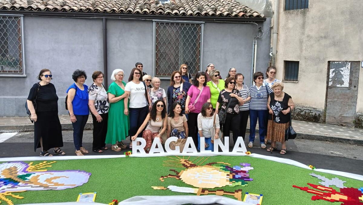 FINO A DOMANI A RAGALNA L’ESPOSIZIONE “UN FILO CHE UNISCE”: 22.000 TASSELLI ALL’UNCINETTO PER CELEBRARE IL CORPUS DOMINI - 