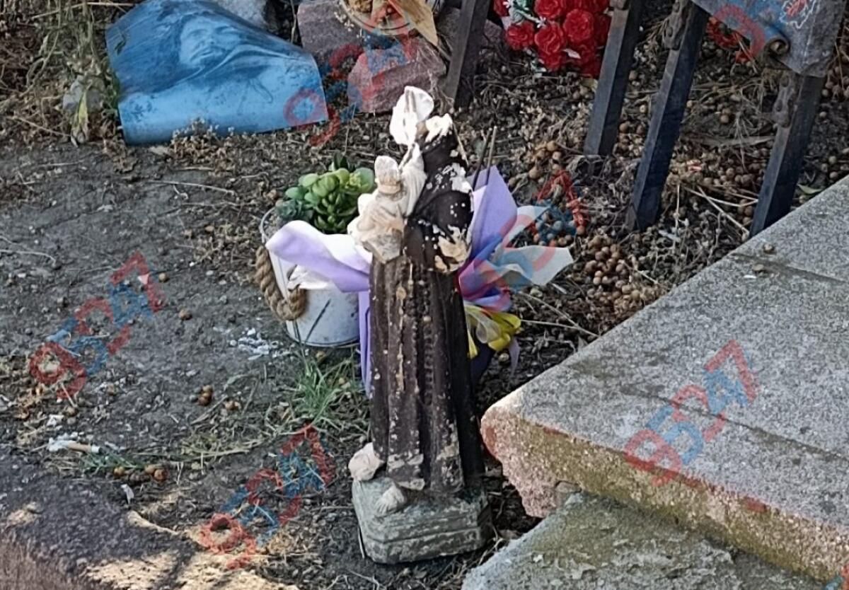 PATERNÒ, STATUA DI PADRE PIO COLPITA  CON IL PALLONE NELLA PIAZZETTA DI VIA SARDEGNA - 