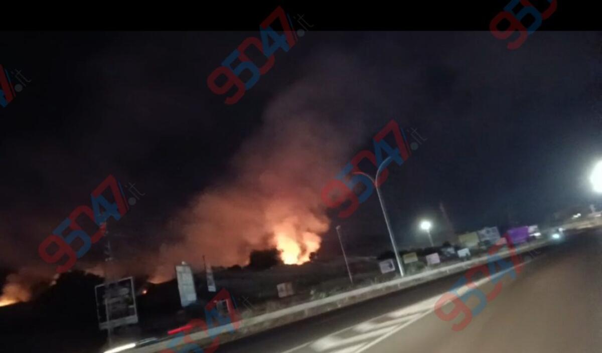 Vasto incendio a Misterbianco: fiamme visibili da chilometri di distanza - 