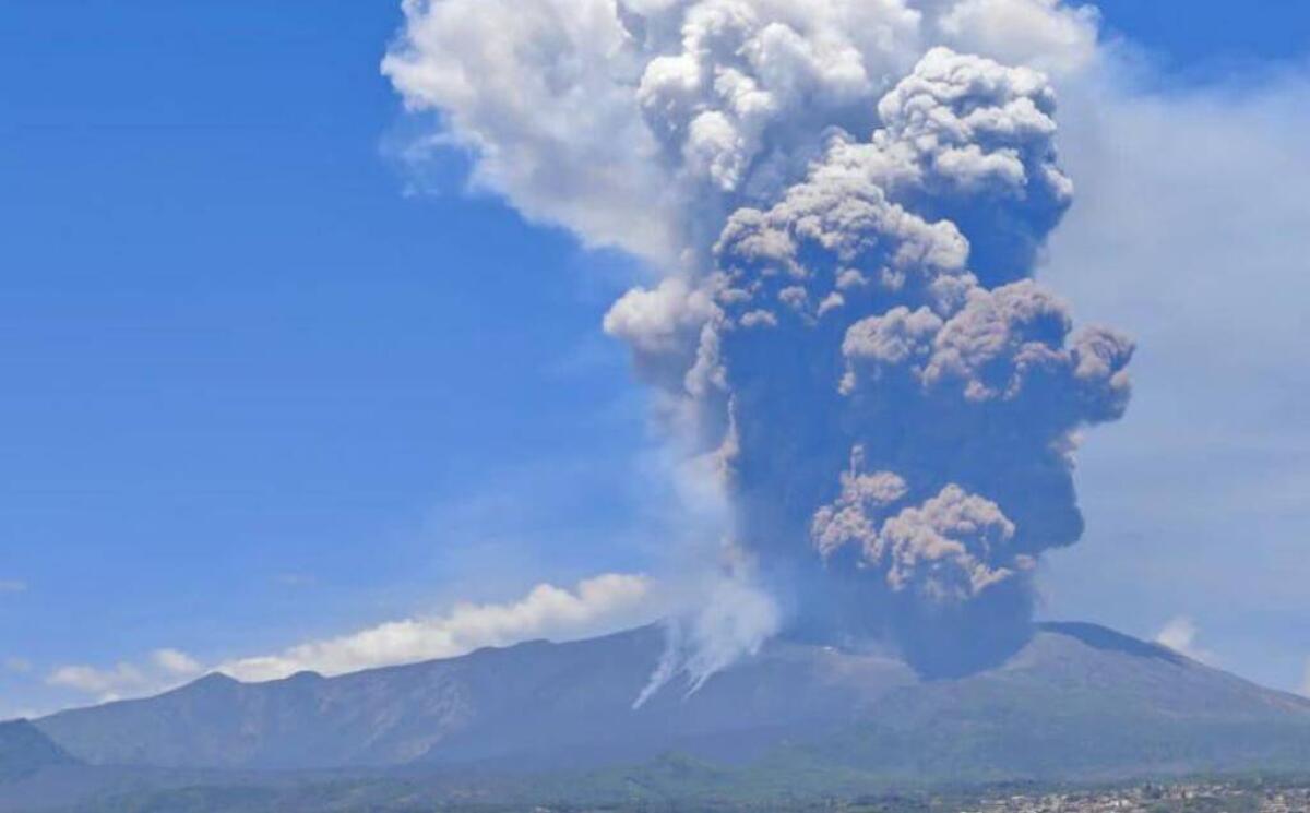 Etna, il collasso del Sud-Est spiegato: valanga piroclastica e cicatrice sul vulcano - 