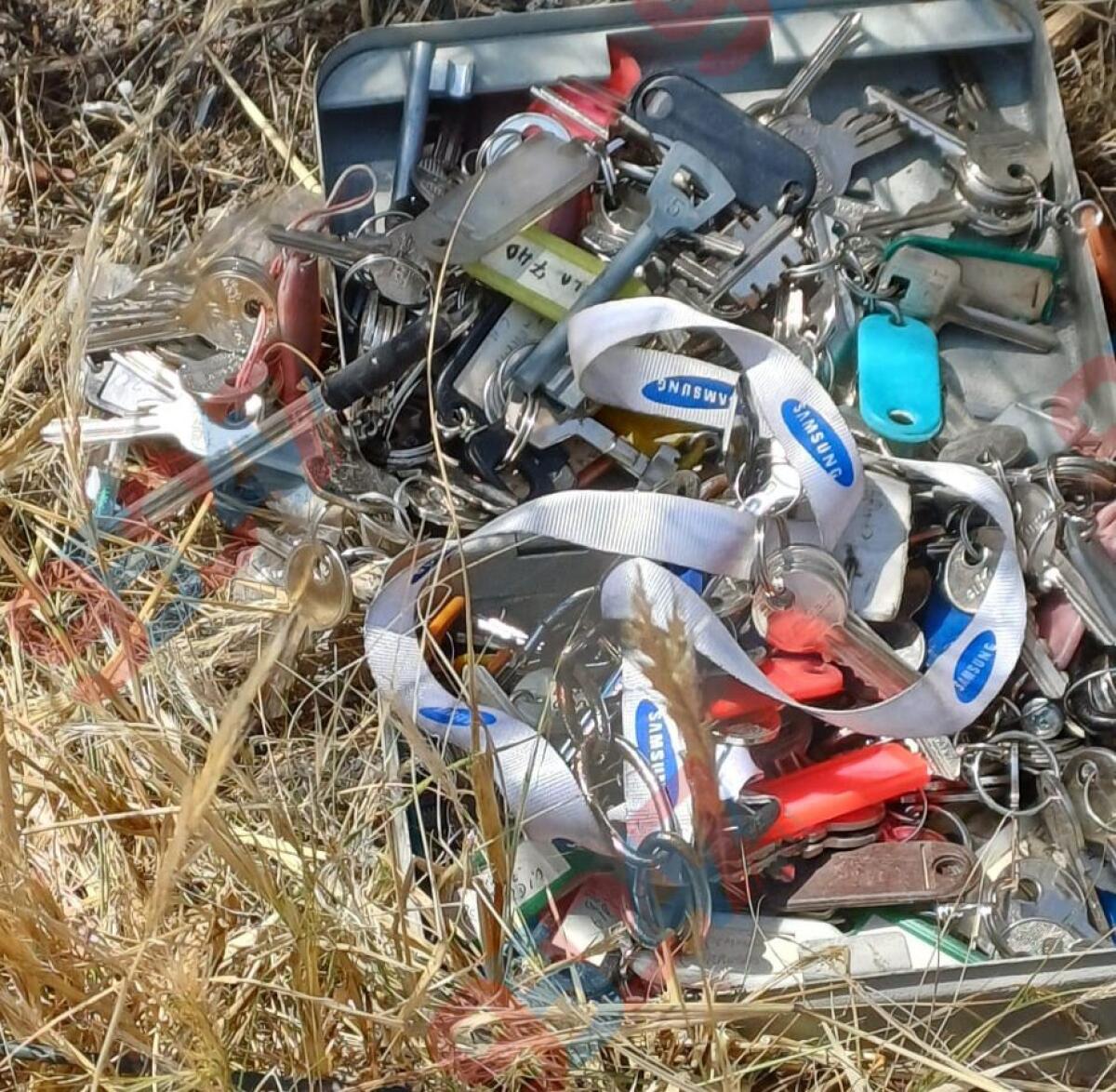 RITROVAMENTO INSOLITO IN VIA VITTORIO EMANUELE A PATERNÒ: TRA I ROVI SPUNTA UN CASSETTO PIENO DI CHIAVI - 