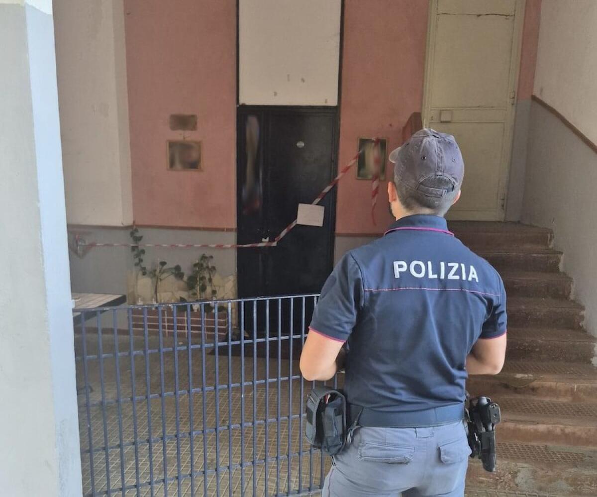 Catania, due denunciati per aver trasformato spazi comuni in salotti abusivi con divani e TV - 