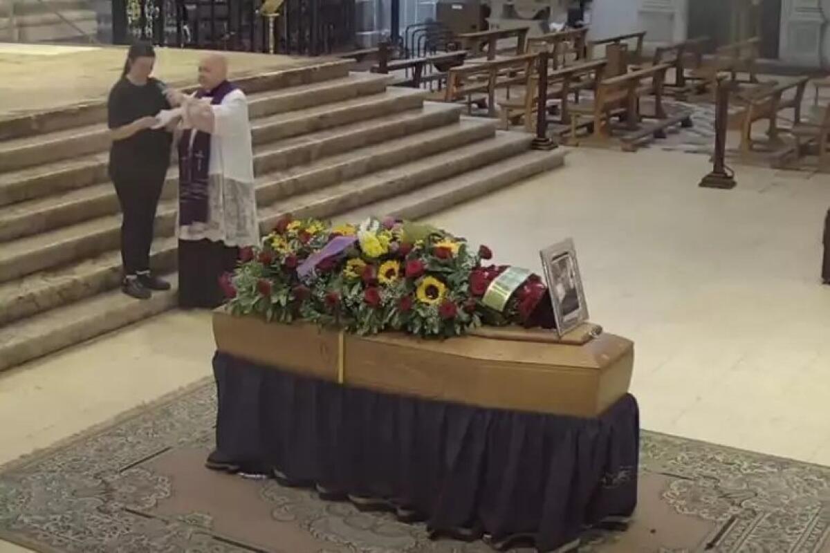 "‘CIAO SANTO, FAI BUON VIAGGIO’: TRA LACRIME E APPLAUSI, CATANIA SALUTA IL SUO GIOVANE PASTICCIERE" - 