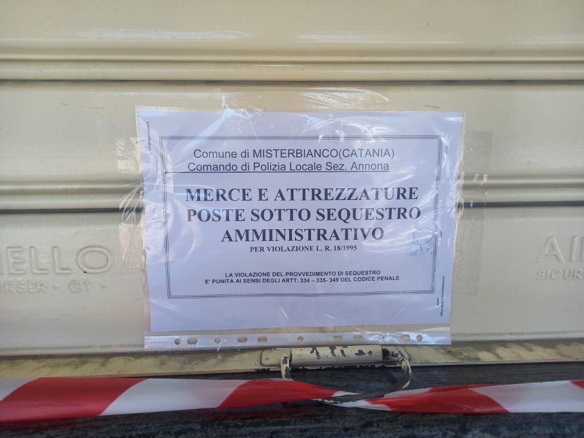 Misterbianco, chiusi due chioschi abusivi: sequestrate attrezzature e merce - 