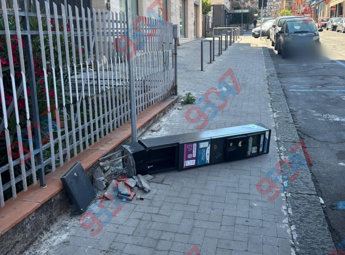 PATERNO'. STRISCE BLU SOTTO ATTACCO! PARCOMETRO DISTRUTTO NELLA NOTTE - 