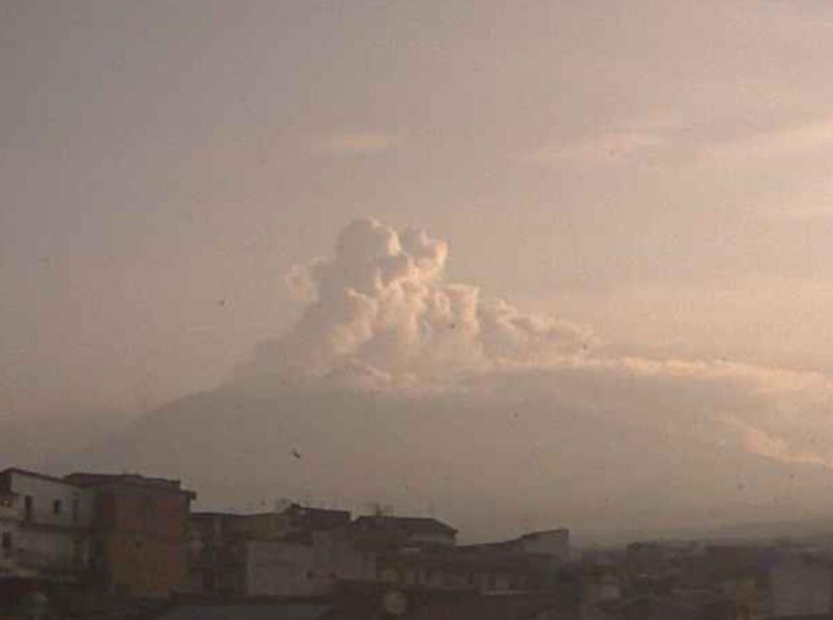 ETNA, NUOVA ATTIVITÀ ESPLOSIVA AL CRATERE DI SUD-EST: NUBE ERUTTIVA VERSO NORD - 