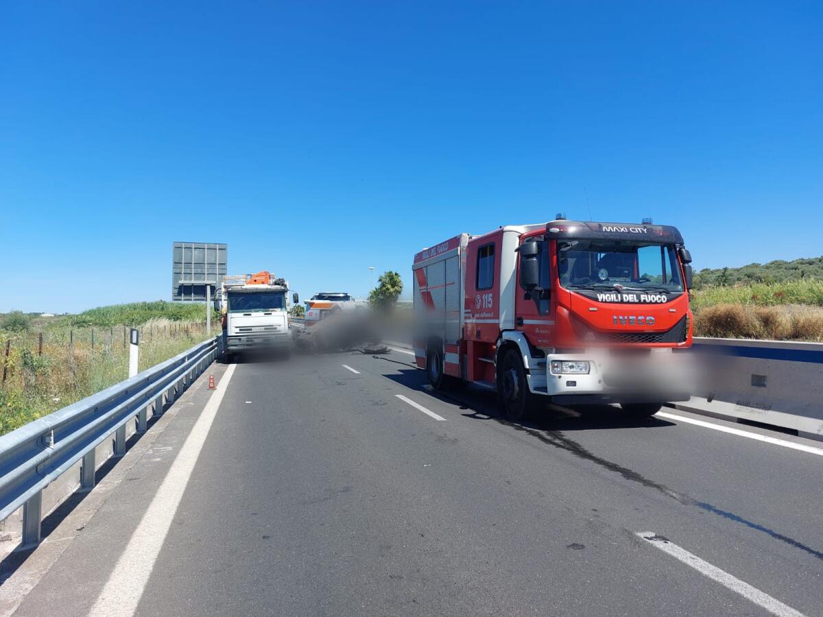 GRAVE INCIDENTE SULLA SS 121: SCONTRO TRA AUTO E CISTERNA DI CARBURANTE, VEICOLO SI RIBALTA - 