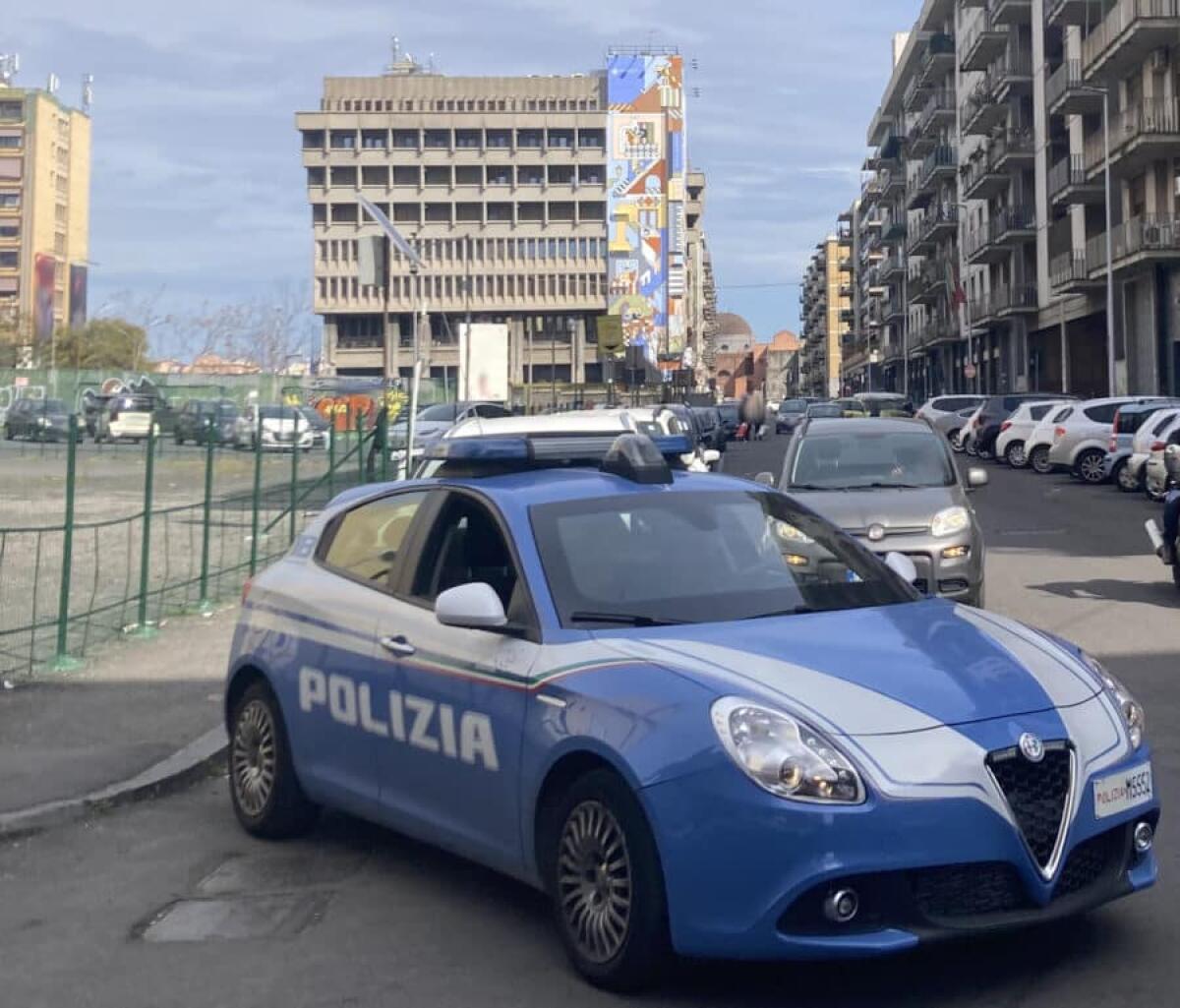 Catania, lascia il figlio dal barbiere e va a spacciare: 34enne arrestato dalla Polizia - 