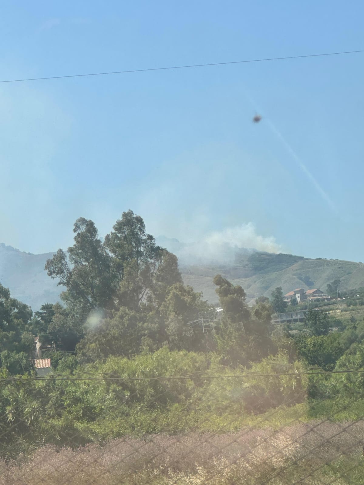 Trecastagni, vasto incendio sui Monti Gorna: in azione Canadair e due elicotteri
