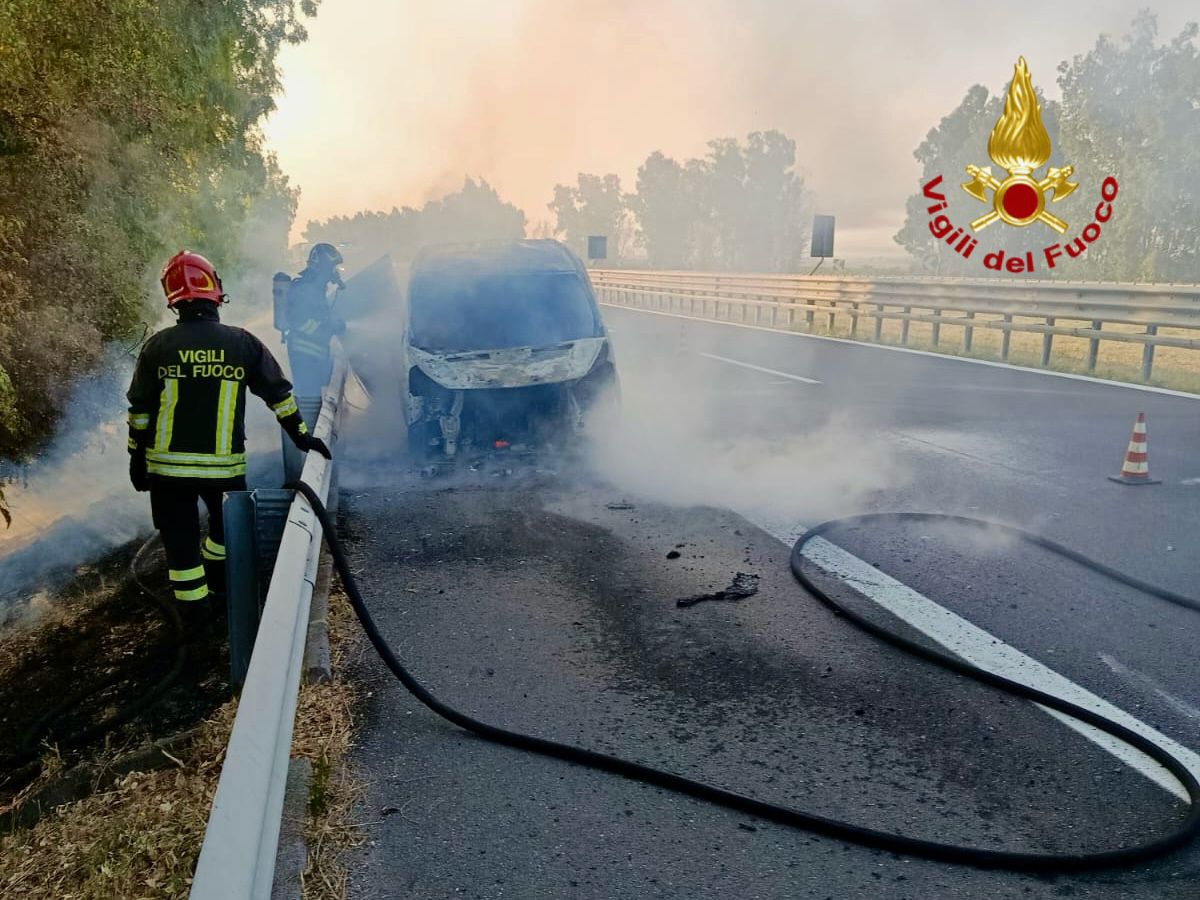 INCENDIO SU UN MEZZO IN A19 ALL’ALBA: INTERVENTO DEI VIGILI DEL FUOCO, CORSIA CHIUSA A GERBINI