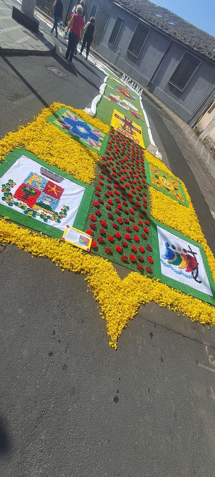 Un trionfo di colori e devozione: successo per la manifestazione del Corpus Domini a Ragalna