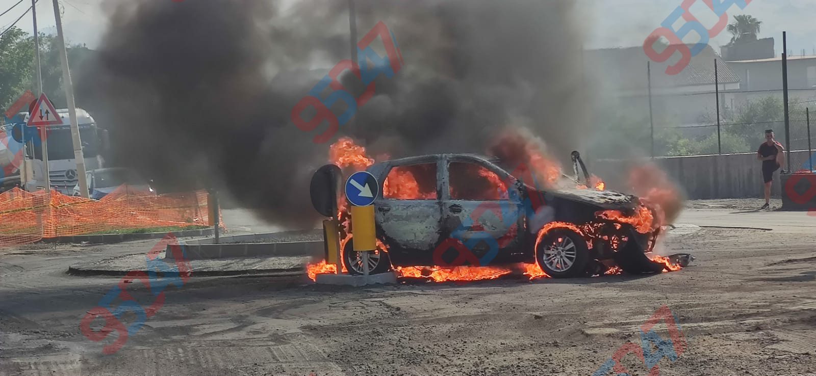 Paternò, pomeriggio movimentato: auto in fiamme e incidente con tir nel giro di pochi minuti