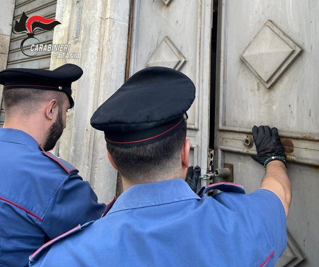 PATERNO'. CONTROLLI CONTRO L’IMMIGRAZIONE IRREGOLARE: FERMATI 6 STRANIERI E SEQUESTRATI OLTRE 200 ALIMENTI ILLEGALI IN UN MARKET ETNICO