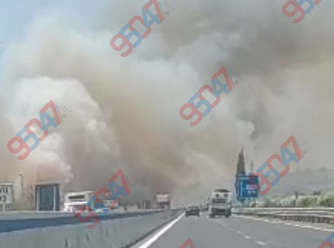 GIORNATA DI CALDO ROVENTE E INCENDI: VASTO ROGO VICINO ALLA SS121, NUBE INVADE LA CARREGGIATA