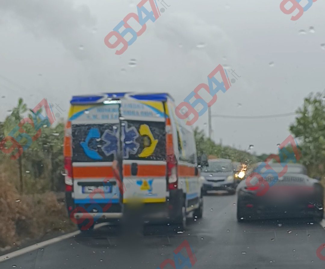 BELPASSO E PATERNÒ, DUE INCIDENTI NEL POMERIGGIO: AUTO RIBALTATA E TESTA-CODA, DUE FERITI