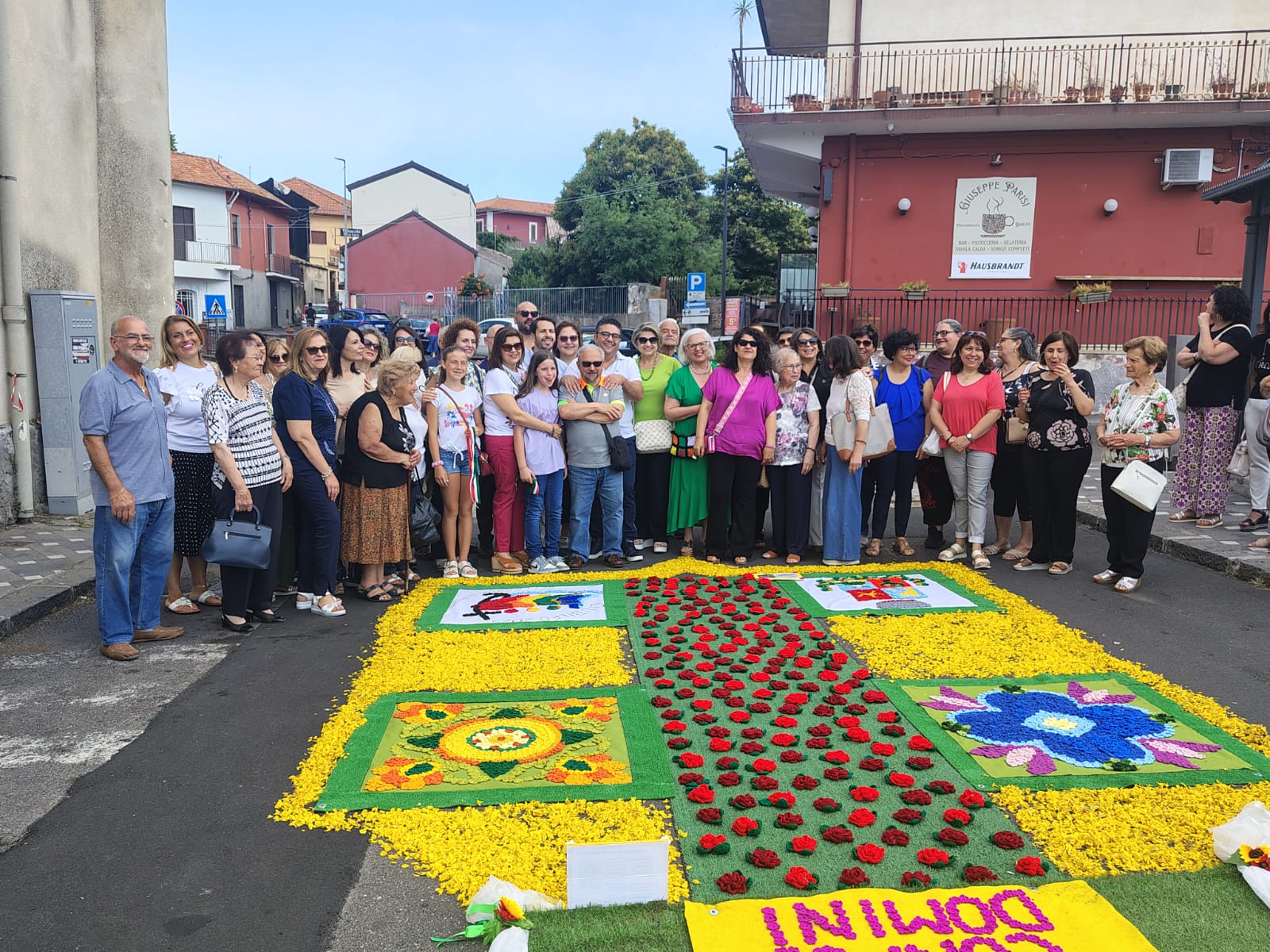 FINO A DOMANI A RAGALNA L’ESPOSIZIONE “UN FILO CHE UNISCE”: 22.000 TASSELLI ALL’UNCINETTO PER CELEBRARE IL CORPUS DOMINI