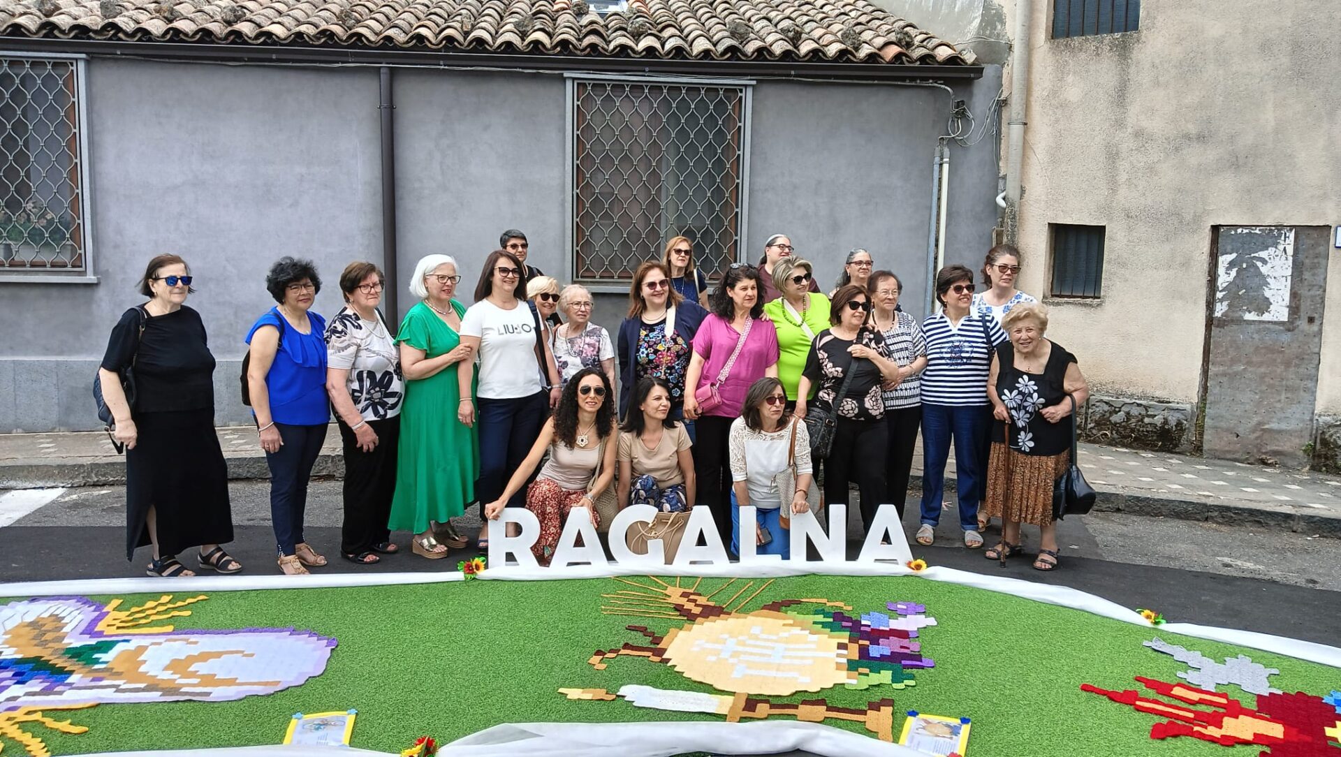 GRANDE SUCCESSO PER L’ESPOSIZIONE ALL’UNCINETTO DELLE DONNE DI RAGALNA: OGGI L’ULTIMO GIORNO PER VISITARLA
