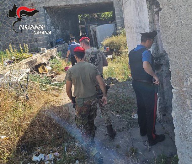 PATERNO'. CONTROLLI CONTRO L’IMMIGRAZIONE IRREGOLARE: FERMATI 6 STRANIERI E SEQUESTRATI OLTRE 200 ALIMENTI ILLEGALI IN UN MARKET ETNICO