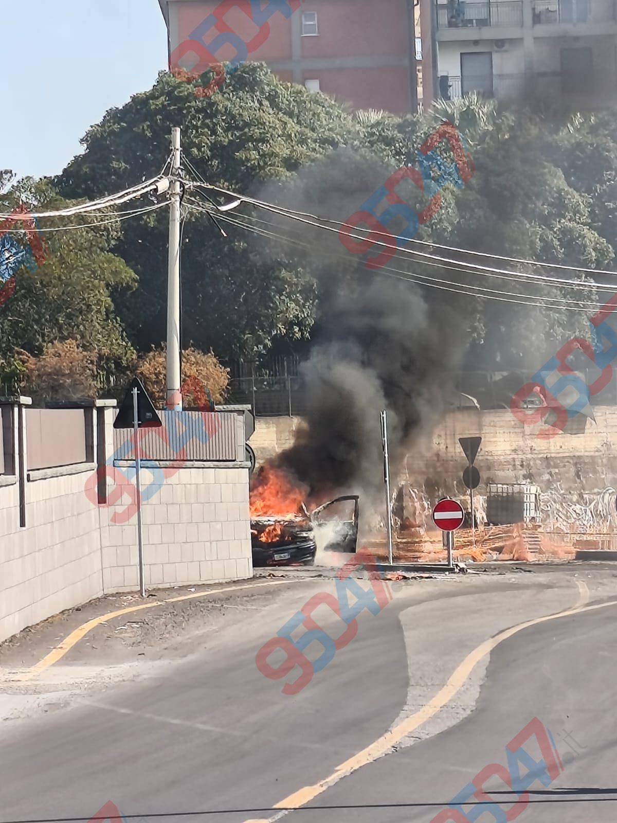 Paternò, pomeriggio movimentato: auto in fiamme e incidente con tir nel giro di pochi minuti