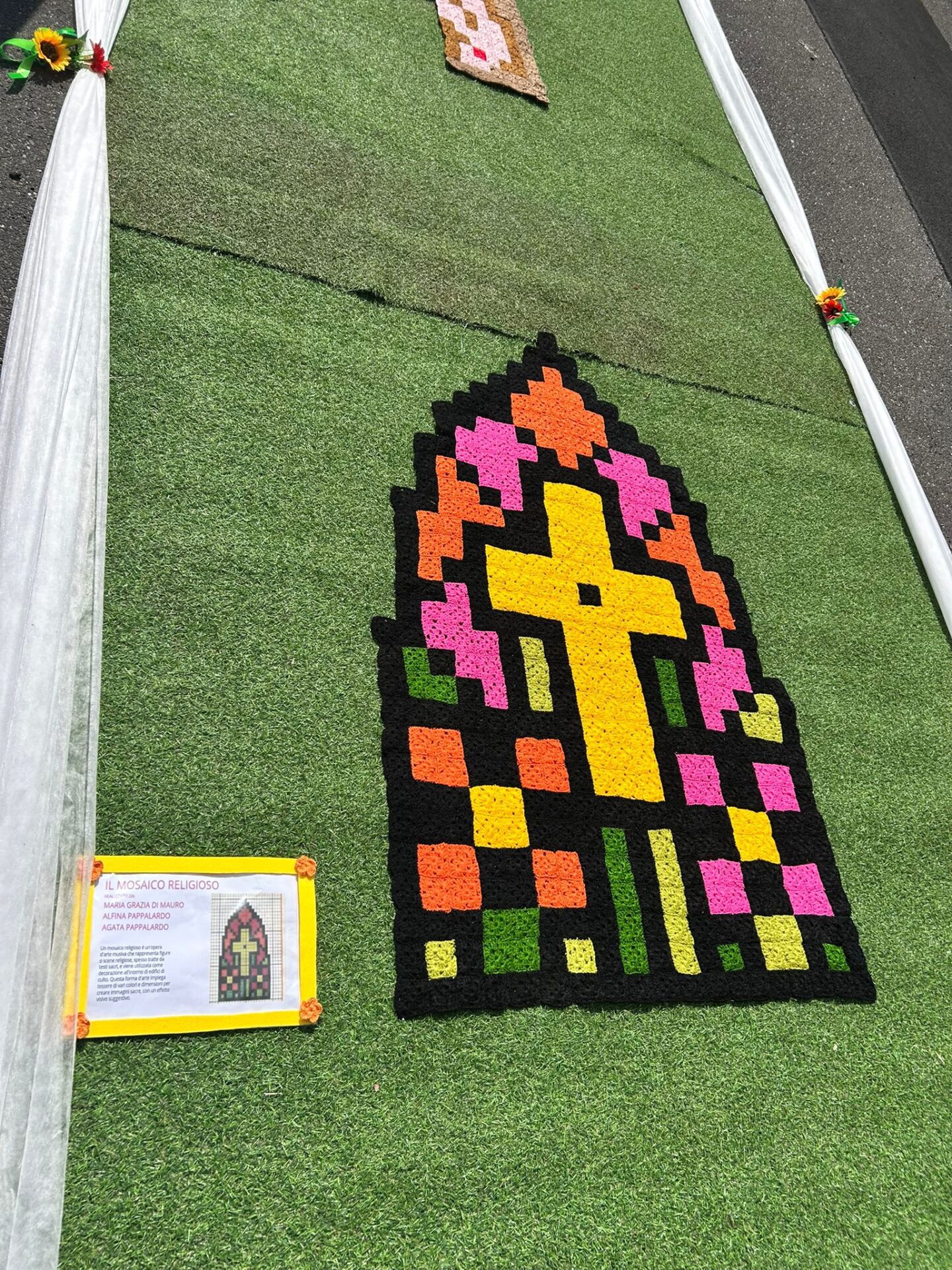 FINO A DOMANI A RAGALNA L’ESPOSIZIONE “UN FILO CHE UNISCE”: 22.000 TASSELLI ALL’UNCINETTO PER CELEBRARE IL CORPUS DOMINI