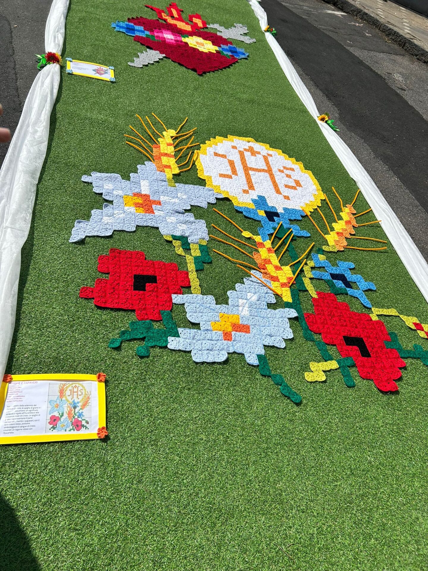 FINO A DOMANI A RAGALNA L’ESPOSIZIONE “UN FILO CHE UNISCE”: 22.000 TASSELLI ALL’UNCINETTO PER CELEBRARE IL CORPUS DOMINI