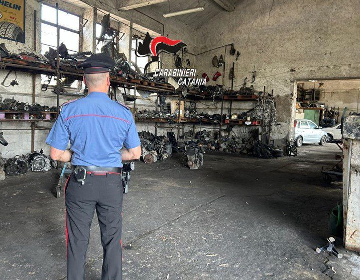 Ricambi auto rubati, maxi operazione a Catania: due denunciati e 25mila euro di multe