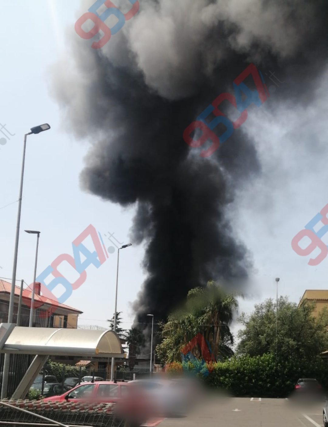 Biancavilla, incendio in zona agricola: densa coltre di fumo nero visibile a distanza