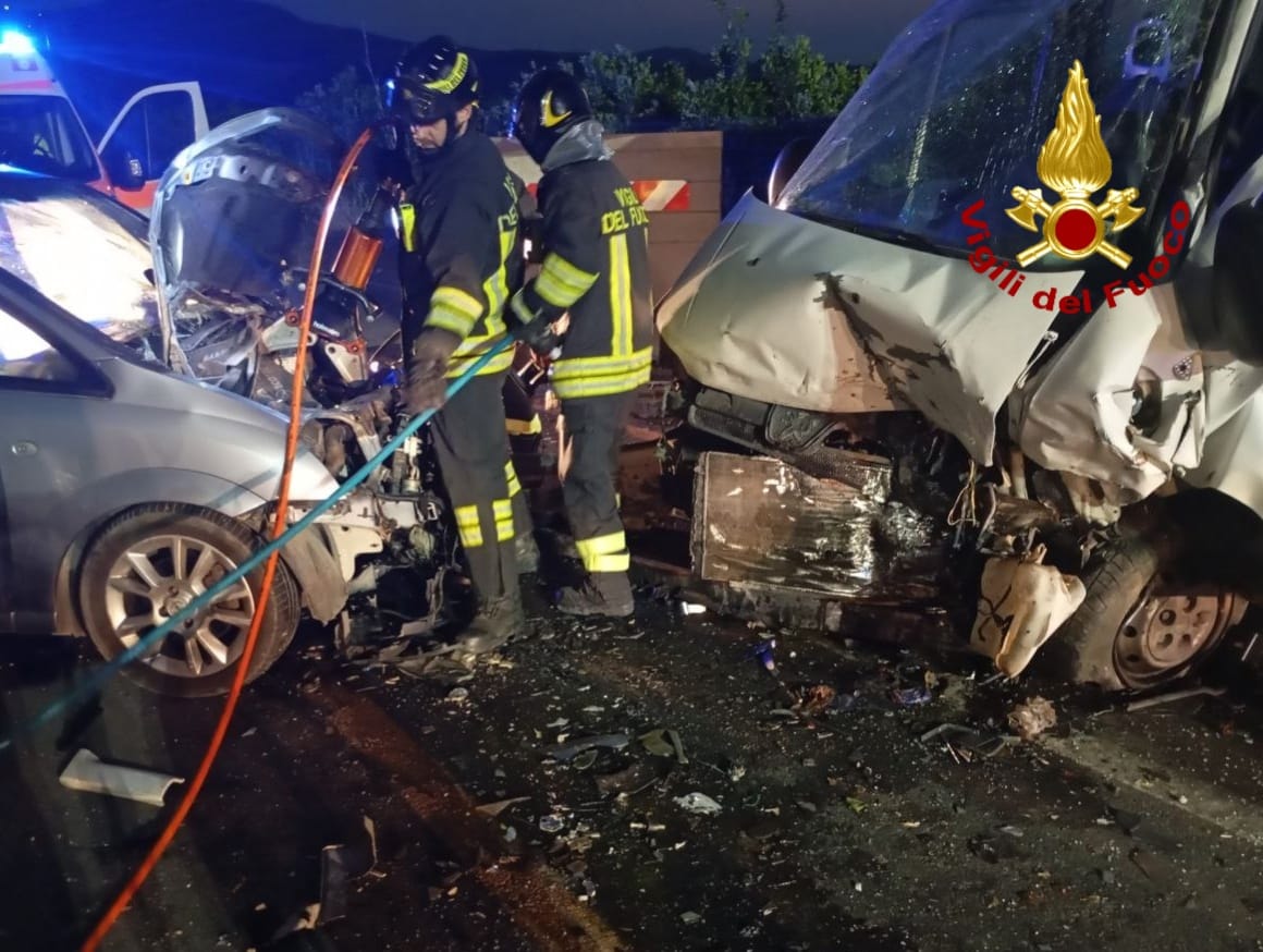 GRAVE INCIDENTE STRADALE ALL’ALBA A PALAGONIA: OTTO FERITI NELLO SCONTRO TRA UN’AUTO E UN FURGONE DI BRACCIANTI AGRICOLI