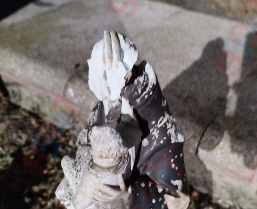 PATERNÒ, STATUA DI PADRE PIO COLPITA  CON IL PALLONE NELLA PIAZZETTA DI VIA SARDEGNA