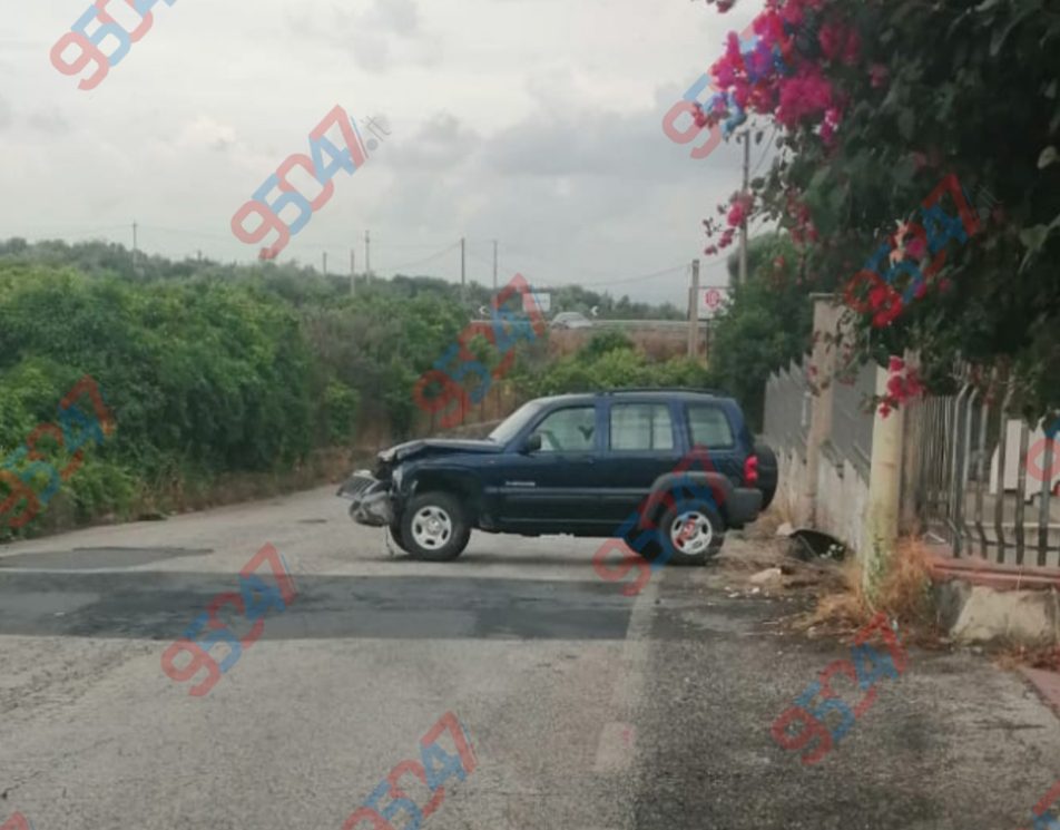 INCIDENTE A PATERNÒ: AUTO FINISCE DI TRAVERSO, VEICOLO DANNEGGIATO MA CONDUCENTE ILLESO